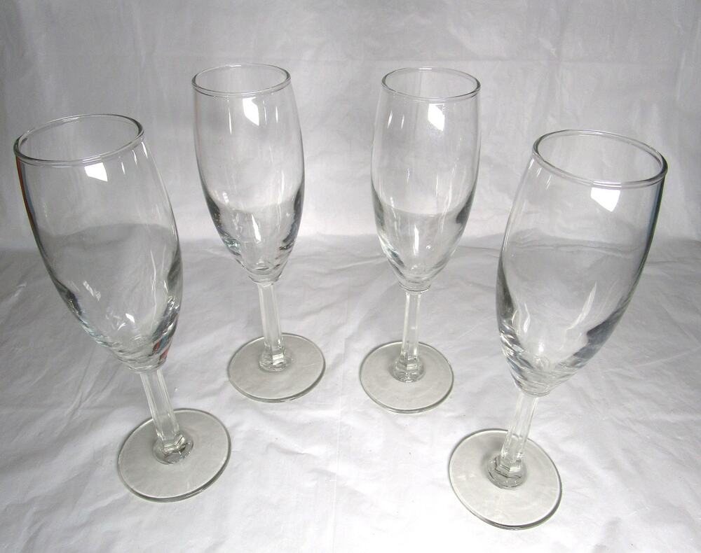 Set of 4 Clear Wine Glasses Classic Goblet Style Elegant Stemware Minimalist